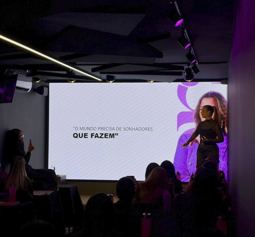Workshop com participantes em mesas